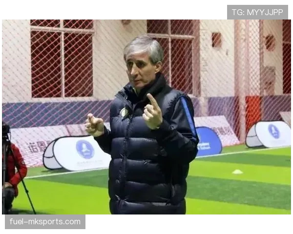 国际足球教练分享成功秘诀，备受关注的青训提升与球员潜力分析